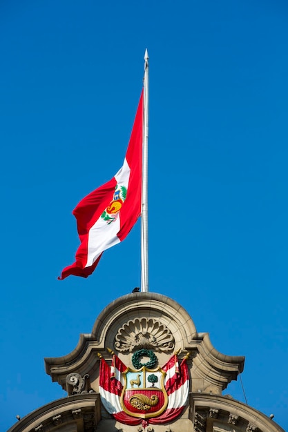 Vlag van Peru bovenop presidentieel paleis in Lima Peru