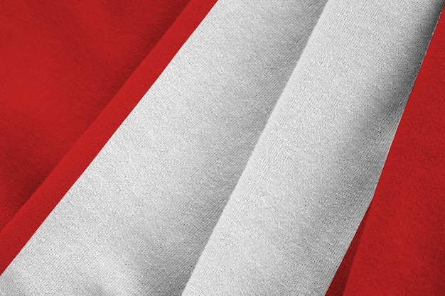 Vlag van Peru met grote vouwen die van dichtbij zwaaien onder het studiolicht binnenshuis de officiële symbolen en col