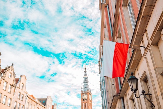 Vlag van Polen Polen nationale vlag in bewolkte blauwe hemel Gdansk Polen foto van hoge kwaliteit