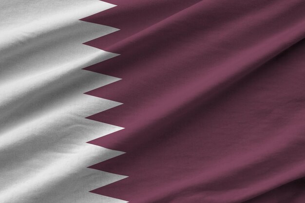 Vlag van Qatar met grote plooien die van dichtbij zwaaien onder het studiolicht binnenshuis De officiële symbolen en kleuren in banner