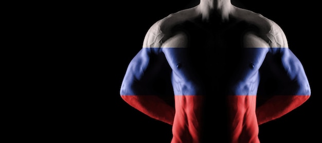 Vlag van Rusland op gespierd mannelijk torso met buikspieren, zwarte achtergrond