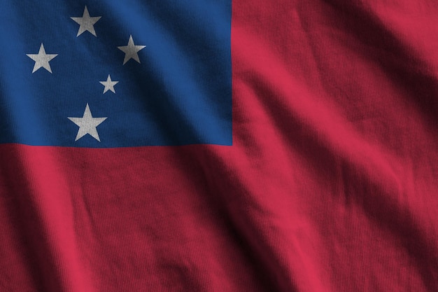 Vlag van Samoa met grote vouwen die van dichtbij zwaaien onder het studiolicht binnenshuis de officiële symbolen en co