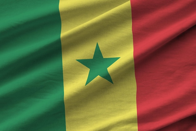 Vlag van Senegal met grote vouwen die dicht omhoog zwaaien onder het studiolicht binnenshuis de officiële symbolen en