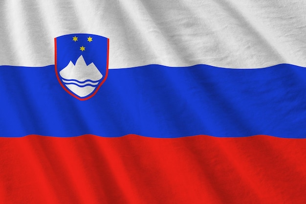 Vlag van Slovenië met grote plooien die van dichtbij zwaaien onder het studiolicht binnenshuis De officiële symbolen en kleuren in banner