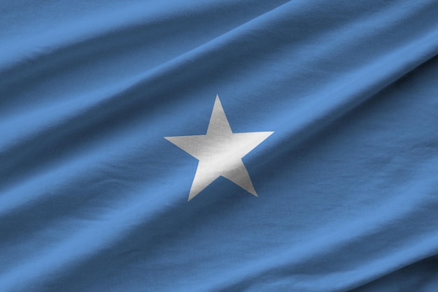 Vlag van Somalië met grote plooien die van dichtbij zwaaien onder het studiolicht binnenshuis De officiële symbolen en kleuren in banner