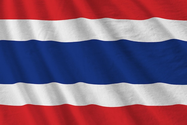 Vlag van Thailand met grote plooien die van dichtbij zwaaien onder het studiolicht binnenshuis De officiële symbolen en kleuren in banner