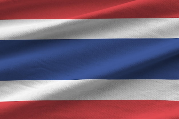 Vlag van Thailand met grote plooien die van dichtbij zwaaien onder het studiolicht binnenshuis De officiële symbolen en kleuren in banner