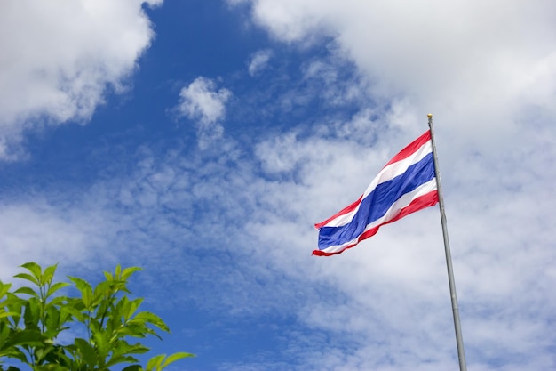 Vlag van Thailand onder blauwe lucht