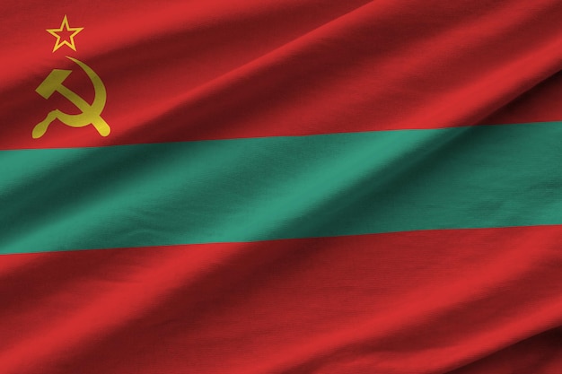 Vlag van Transnistrië met grote plooien die van dichtbij zwaaien onder het studiolicht binnenshuis De officiële symbolen en kleuren in banner