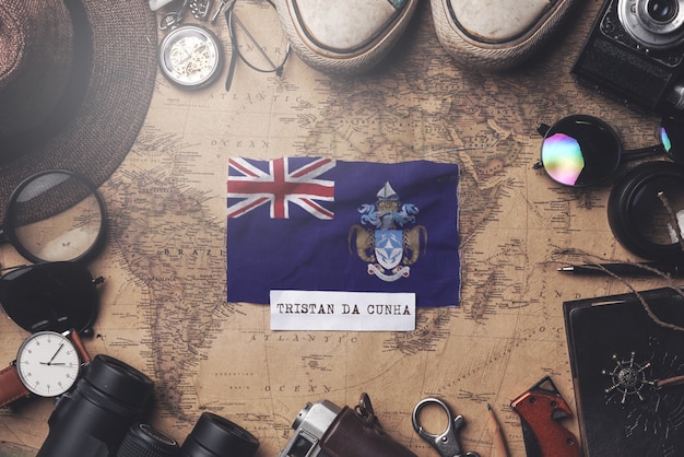 Vlag van tristan da cunha tussen accessoires van de reiziger op oude vintage kaart. overhead schot