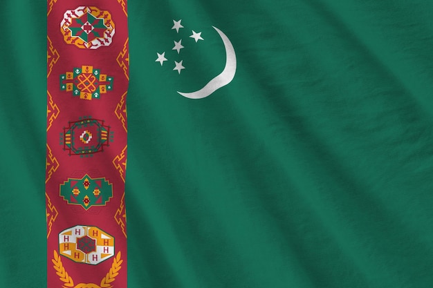 Vlag van Turkmenistan met grote plooien die van dichtbij zwaaien onder het studiolicht binnenshuis de officiële symbolen