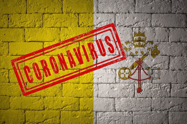 Vlag van Vaticaanstad op bakstenen muur textuur. gestempeld met het Coronavirus. Corona-virusconcept. Op de rand van een COVID-19- of 2019-nCoV-pandemie. Nieuwe uitbraak van het Chinese Coronavirus