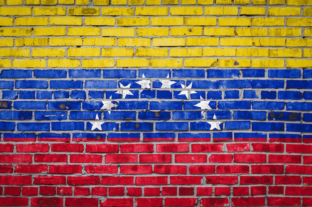 Vlag van Venezuela op een bakstenen muur