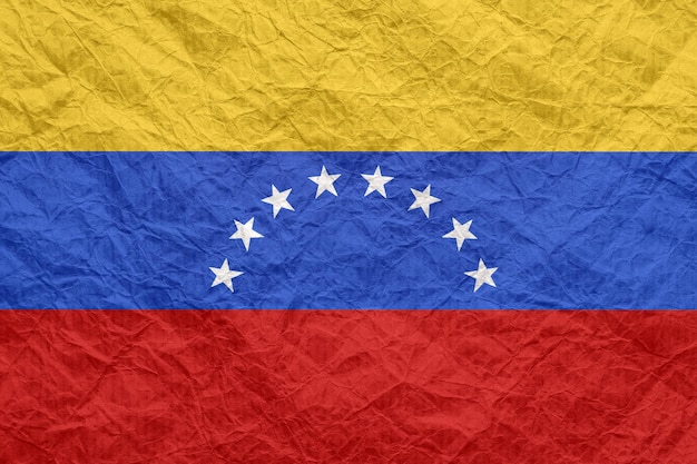 Vlag van Venezuela op oud verfrommeld ambachtelijk papier Gestructureerd achtergrondbehang voor ontwerp