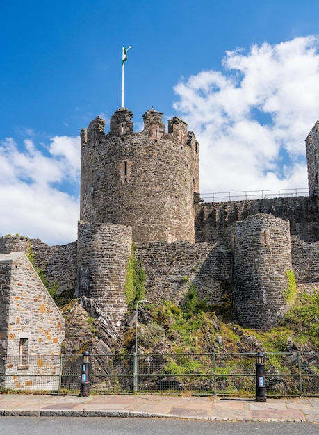 Vlag wappert over het historische conwy-kasteel in noord-wales