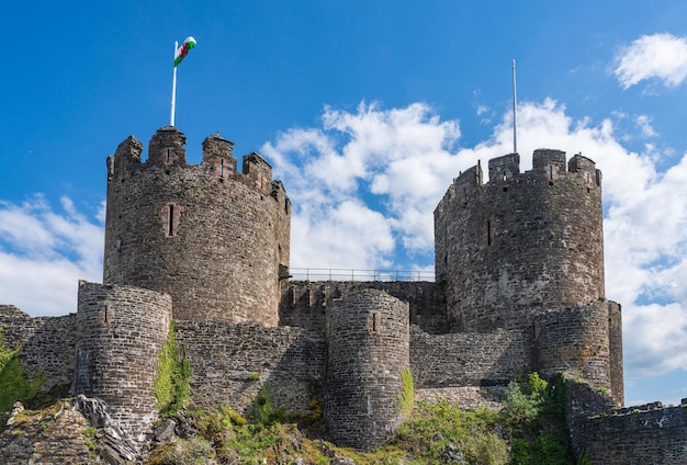 Vlag wappert over het historische Conwy-kasteel in Noord-Wales