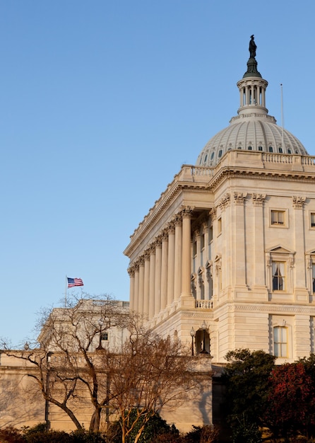 Foto vlag wappert voor capitol in dc