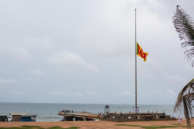 Foto vlag zwaaiend op het strand tegen de hemel