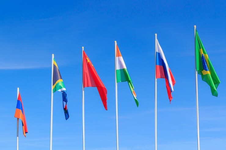 Foto vlaggen van brics-landen tegen blauwe hemel