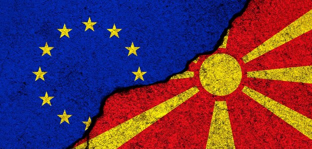 Vlaggen van de Europese Unie en Macedonië Relaties partnerschap en diplomatie Conflict en vrijheid concept EU-alliantie banner foto