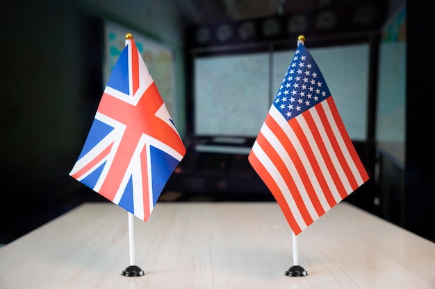 Vlaggen van de Verenigde Staten en het Verenigd Koninkrijk internationale onderhandelingen sluiting van contracten tussen landen concept van communicatie tussen vertegenwoordigers van twee landen Geopolitica