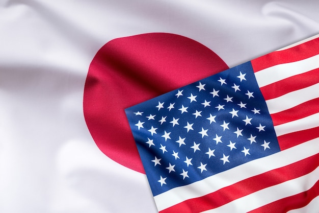 Vlaggen van de verenigde staten van amerika en japan vlag samen.