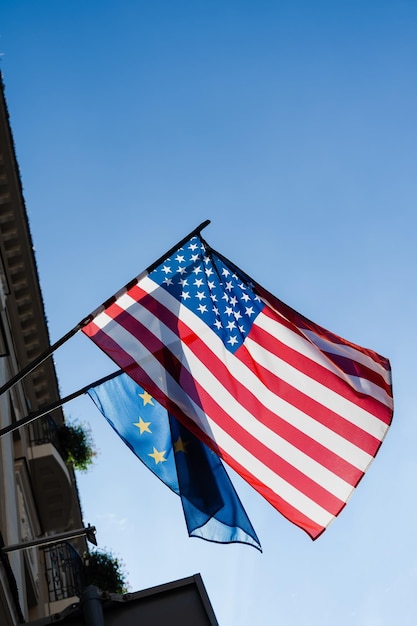 Vlaggen van de VS en de Europese Unie op de bouw van de Amerikaanse ambassade