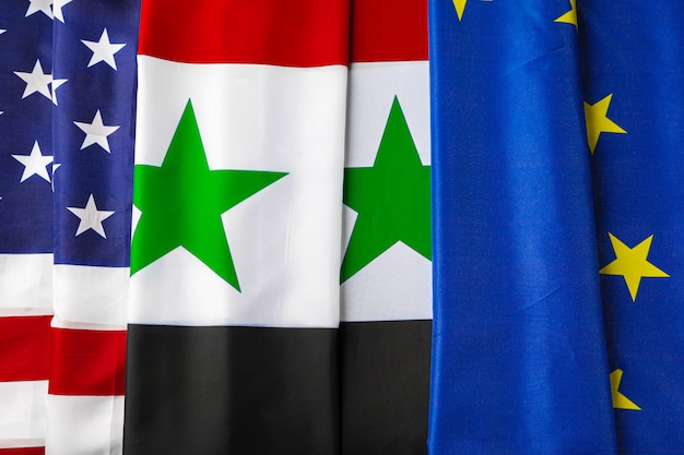 Vlaggen van de VS, Syrië en de EU samen