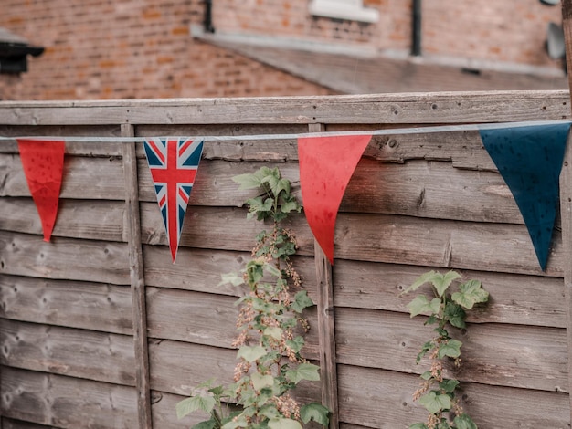 Vlaggen van Groot-Brittannië zwaaien op de wind in de tuin van het Engels