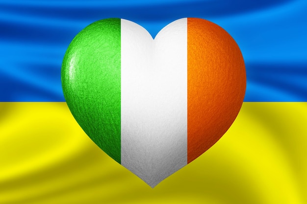 Vlaggen van Oekraïne en Ierland Hartkleur van de vlag op de achtergrond van de vlag van Oekraïne