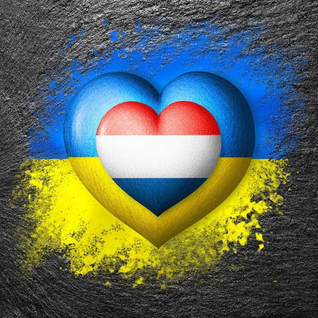 Vlaggen van Oekraïne en Nederland Op de steen zijn twee hartjes in de kleuren van de vlaggen geschilderd