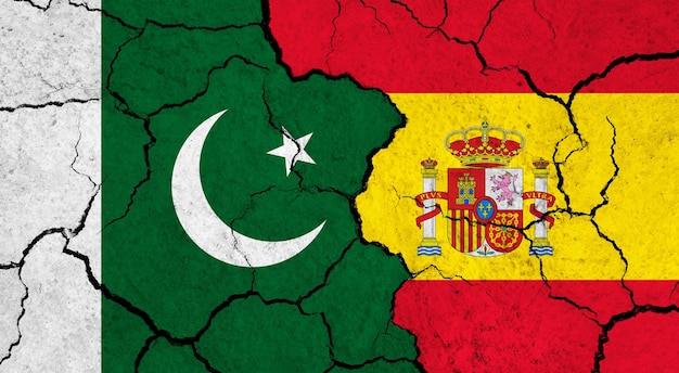 Vlaggen van Pakistan en Spanje op gebarsten oppervlak politiek relatie concept