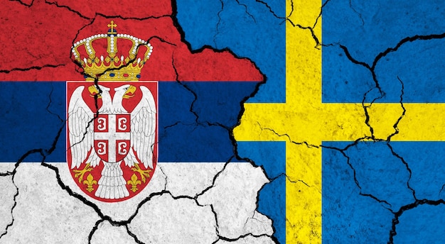 Vlaggen van Servië en Zweden op gebarsten oppervlak politiek relatie concept