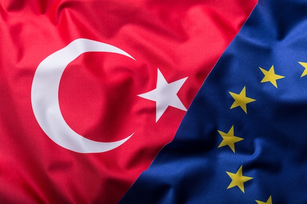 Vlaggen van Turkije en de Europese Unie. Vlag van Turkije en EU-vlag. Wereld vlag geld concept.