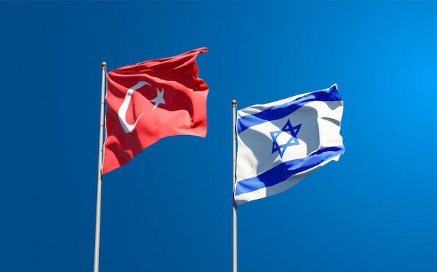 vlaggen van Turkije en Israël samen op hemelachtergrond