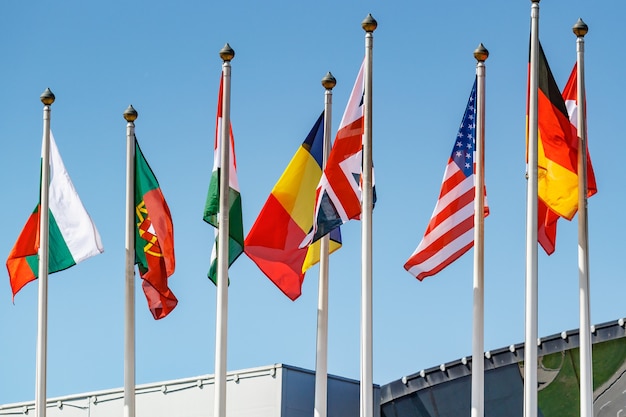 Vlaggen van verschillende landen in zonlicht