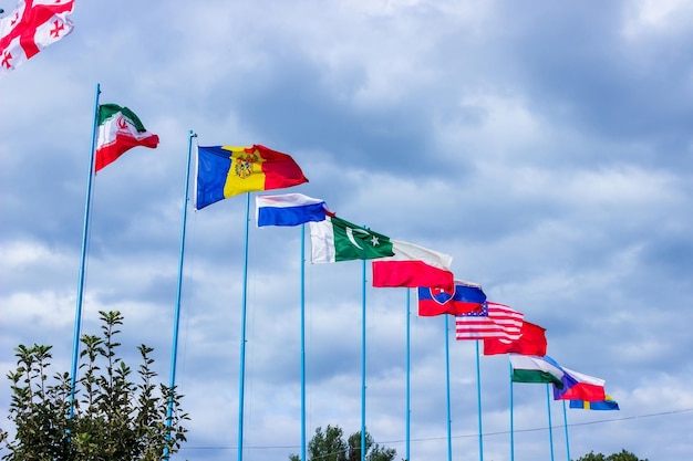 Vlaggen van verschillende landen ontwikkelen Vriendschap van landen en volkeren