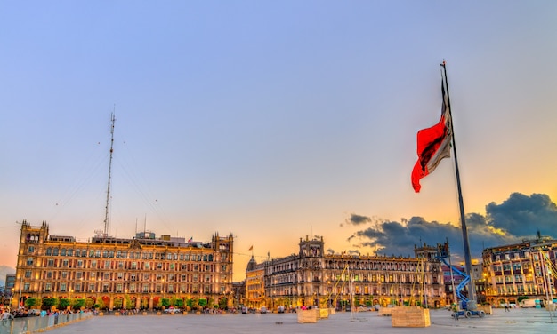 Vlaggenmast op de grondwet of het zocalo-plein in mexico-stad