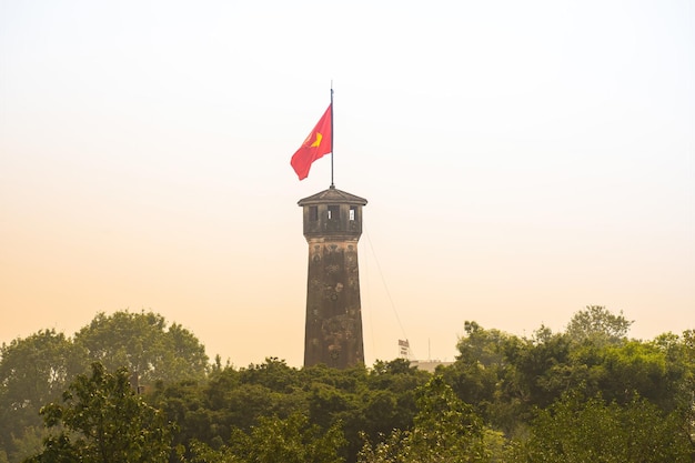 Vlagtoren van Hanoi met Vietnamese vlag erop Deze toren is een van de symbolen van de stad en onderdeel van de Hanoi Citadel