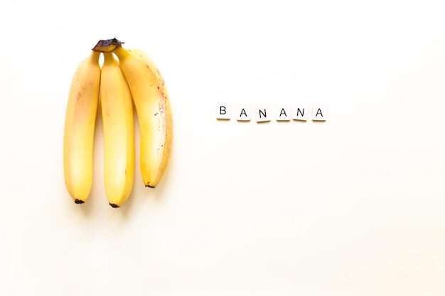 Vlak bananen Het woord bananen uit houten letters Veganisme fruitarisme
