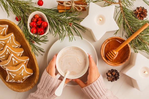 Vlak bij kerst liggen gemberkoekjes en cacao. Kerst achtergrond concept.