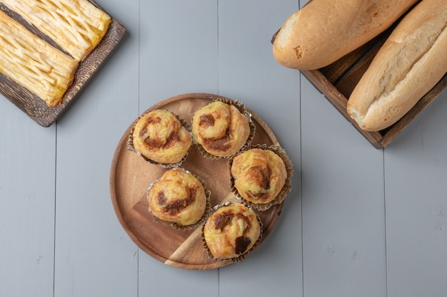 Vlak leg van verscheidenheid van bakkerij en Deens versnipperd varkensvlees op houten raad