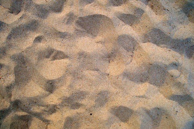Vlak zicht op een schoon geel zandoppervlak dat het strand aan zee bedekt Zandtextuur