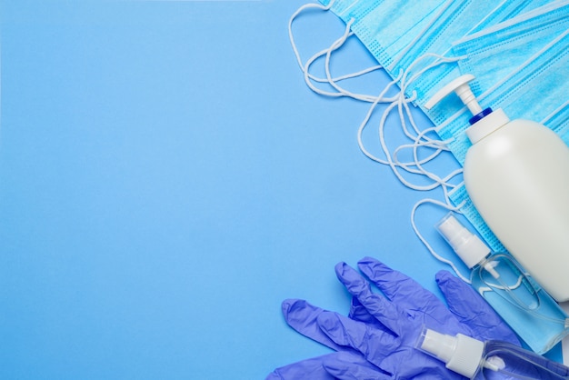 vlakke lay-out van hygiënepunten - latexhandschoenen, masker en handdesinfecterend middel op blauwe achtergrond