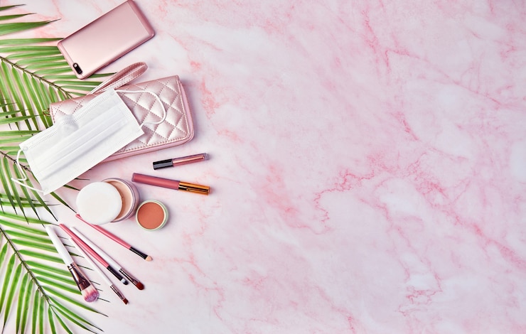 Foto vlakke leggen met set van decoratieve cosmetica, make-up tools, wegwerp beschermend medisch masker