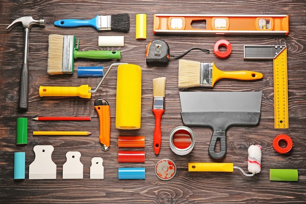 Vlakke samenstelling van decoratie- en huisrenovatietools op een houten tafel
