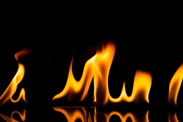 Vlam brand beweging op een zwarte achtergrond.