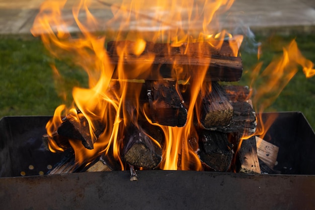 Vlam oranje houten vreugdevuur verkoold brandhout branden op straat in de barbecue warm en gezellig