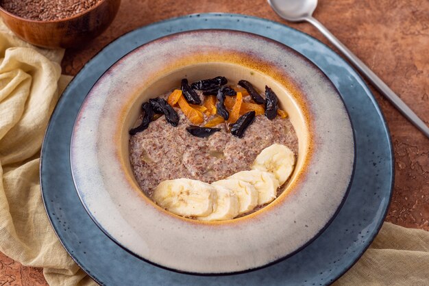 Vlas vegan pap van verse zaden met amandelen en gedroogde abrikozen op een lichte achtergrond. Bron Omega 3.