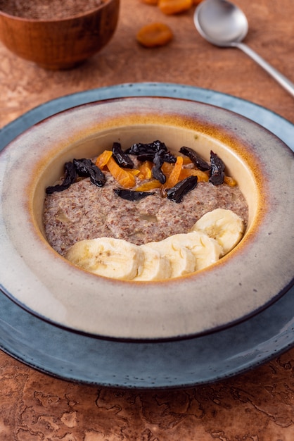 Vlas vegan pap van verse zaden met amandelen en gedroogde abrikozen op een lichte achtergrond. Bron Omega 3.